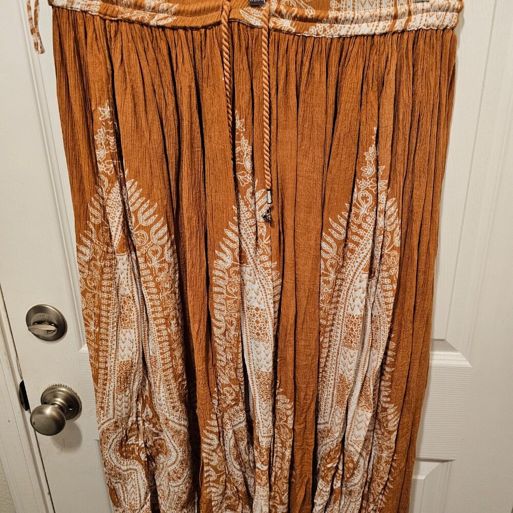 Dark Mustard Yellow skirt w/beautiful white design - Picture 3 of 5